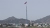 资料照片：2017年9月28日，在韩朝非军事区板门店附近的朝鲜机井洞村，一面朝鲜国旗在160米高的塔顶迎风飘扬。韩国间谍机构2024年7月16日称，一名驻古巴的朝鲜外交官已于去年11月叛逃至韩国。