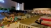 特拉维夫国家剧院哈比玛广场上的两百多张床，表达人们对人质的牵挂（美国之音 唐丹鸿）
