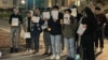 旧金山年轻人举白纸哀悼乌鲁木齐公寓大火中的遇难者（美国之音/周星辰）
