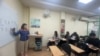 蔡至鈺中文老师在新德里格罗巴格商业区美誉中文中心教室授课 (美国之音/贾尚杰)