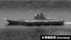 中国海军山东号航母战斗群穿过巴士海峡进入西太平洋。（资料照片：2023年10月26日）