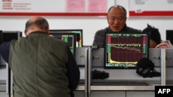 中国安徽省阜阳市的股市投资者在观看市场动向。（2024年1月17日）