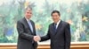 资料照片：中国副总理何立峰(右)在北京会晤到访的美国财政部主管国际事务的副部长杰伊·尚博。（2024年2月6日）