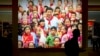 北京一个展览会的照片显示中国领导人习近平和中国孩子的合影。（2017年9月28日）