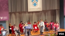 2月7日中国异见人士马有为在英国约克大学毕业典礼上挥舞自由香港旗帜。 (美国之音/李伯安)
