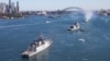 资料照：澳大利亚海军参加2023马拉巴尔军演的舰只驶过悉尼港。 (2023年8月11日)
