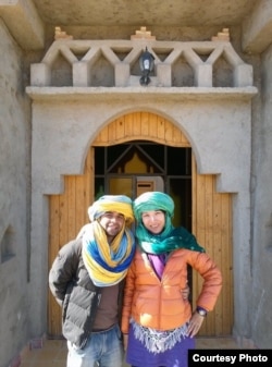 于淼淼和席瓦吉·达斯2015年在撒哈拉沙漠中的梅尔祖加旅游 (达斯夫妇提供)