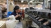 资料照片：2023年2月7日，一名妇女在墨西哥莱昂的一家制鞋厂工作。（美联社照片）