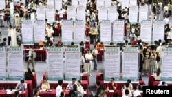 中国安徽省大学毕业生在合肥市举行的一个招聘会上寻找工作。（2023年9月4日）