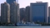 中国福建厦门海关大楼前停靠的中国海警船。（2023年12月26日）