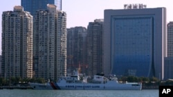 中国福建厦门海关大楼前停靠的中国海警船。（2023年12月26日）