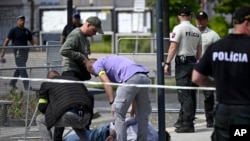 斯洛伐克总理菲佐在汉德洛瓦镇遭到枪击后，警方逮捕一名男子。(2024年5月15日)