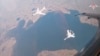 俄罗斯国防部2024年7月25日公布的视频截图显示，中国人民解放军空军一架H-6K轰炸机在俄罗斯苏霍伊Su-30CM喷气式战斗机的伴随下，在美国阿拉斯加州附近进行中俄军机联合巡逻。