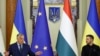 资料照片：匈牙利总理维克托·奥尔班（左）和乌克兰总统泽连斯基在一次记者会上。