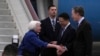 美国财政部长珍妮特·耶伦（左）今年四月四日访华，中国财政部副部长廖珉在广东白云机场接机。(资料照）