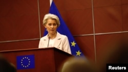资料照：欧盟委员会主席乌尔苏拉·冯德莱恩(Ursula von der Leyen)在北京与中国领导人习近平会谈后举行新闻发布会。（2023年4月6日）