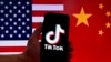 美中国旗与手机上的 TikTok 标识。(法新社照片)
