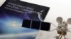 资料照：巴黎举办的国际宇航大会上中国展台展示的卫星模型。（2022年9月20日）