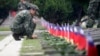 资料照：在中国对金门岛发动致命袭击65周年的纪念仪式上，台湾士兵向阵亡者致敬。(2023年8月23日)