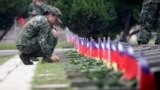 资料照：在中国对金门岛发动致命袭击65周年的纪念仪式上，台湾士兵向阵亡者致敬。(2023年8月23日)