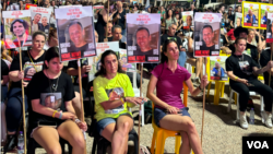 7月24日以色利首都特拉维夫的人质广场上，人质亲属观看内塔尼亚胡在美国国会发表演讲 (美国之音/斯特芬妮·傅莱德)