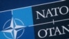 美国首都华盛顿会展中心为北约峰会竖立起北约标识。（2024年7月9日）