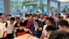 深圳一家华为商店的店员在向人们展示Mate 60系列手机。（2023年8月30日）