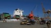 中国一艘集装箱货船在巴基斯坦瓜达尔港完成装货准备起航。瓜达尔港位于卡拉奇西部700公里。