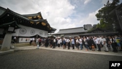 资料照片: 2023年8月15日人们在靖国神社排队参拜