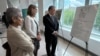 台湾驻美代表俞大㵢(右1）与乔治华盛顿大学席格尔亚洲研究中心主任珍妮特·斯蒂尔(中)观看纪念《台湾关系法》45周年照片展。(2024年5月7日，美国之音锺辰芳拍摄)