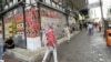 香港近年经济疲弱零售市道不景，旺角闹市都有不少店铺倒闭 (美国之音照片)