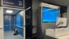 一名旅客坐在洛杉矶国际机场的登机通道内等待飞往杜勒斯国际机场的美国联合航空公司航班。微软系统故障导致美国航班大面积取消和延误。(2024年7月19日)