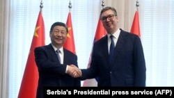 塞尔维亚总统亚历山大·武契奇（Aleksandar Vucic）与到访的中国国家主席习近平握手。 （2024年 5月8日）