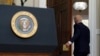 资料照片：2021年8月24日，拜登总统在白宫罗斯福厅发表讲话后离开房间。（美联社照片）