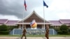 老挝安保人员在即将举行东盟外长会议的万象国家会议中心外巡逻。（2024年7月24日）