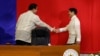 2024年7月22日，菲律宾总统小费迪南德·马科斯（右）在菲律宾奎松市众议院发表国情咨文前与众议院议长马丁·罗穆亚尔德斯握手。（美联社照片）
