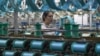 资料照片：中国安徽省阜阳市一名丝绸纺织厂女工在工作。(2024年4月16日)
