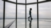 一个孩子走在韩国首尔乐天世界塔123层高的观景台玻璃地板上。（2022年5月13日）
