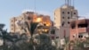 视频截图显示位于加沙地带中部的努塞拉特的烈火与浓烟。(2024年7月24日)