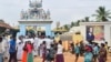 在印度坦米尔纳德邦卡玛拉·哈里斯的祖籍村图拉森德拉普拉姆，当地民众在寺庙前为卡玛拉·哈里斯祈祷。