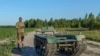 2024年6月28日，乌克兰北部的一片玉米地里，设计和生产局“UkrPrototyp”的首席执行官安德烈·丹尼森科站在800公斤的地面无人机原型机“奥德赛”旁。(美联社照片)