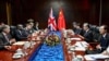 2024年7月26日，中国外长王毅（右二）与英国外相拉米在老挝万象出席东盟外长会议期间举行会谈。（法新社照片）