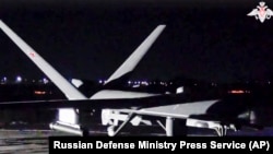 俄罗斯国防部发布的视频截图显示一架俄国军用无人机停靠在一处军事基地内。（2023年2月28日）