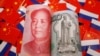 在中国国旗和俄罗斯国旗的背景上人民币与卢布图示