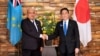 资料照片: 2024年7月16日参加第10届太平洋岛屿领导人会议的图瓦卢总理费莱蒂·特奥(左)在东京与日本首相岸田文雄握手