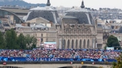 2024年7月26日，法国巴黎2024年夏季奥运会开幕式前，游客们聚集在一座桥上。(美联社照片)