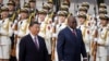 资料照片：2023年5月26日，刚果共和国总统费利克斯·齐塞克迪（右）和中国国家主席习近平在中国北京人民大会堂出席欢迎仪式。（美联社照片）