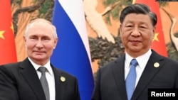 2023年10月18日俄罗斯总统普京(左)与中国国家主席习近平在北京出席“一带一路”高峰论坛期间举行会晤