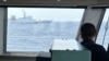 中国海警船在菲律宾近海的第二托马斯海滩（仁爱礁）海域阻拦菲律宾海岸警卫队巡逻船。（资料照， 2023年10月4日）