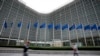 资料照片：2023年9月20日，行人走过布鲁塞尔欧盟总部时，欧盟旗帜在风中飘扬。(美联社照片)